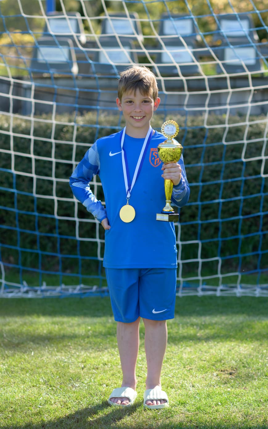 Felix mit Pokal